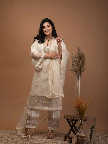 Luxurious Chanderi Ensemble with Intricate Threadwork